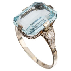 Aquamarine approximately 3ct and Diamond Ring