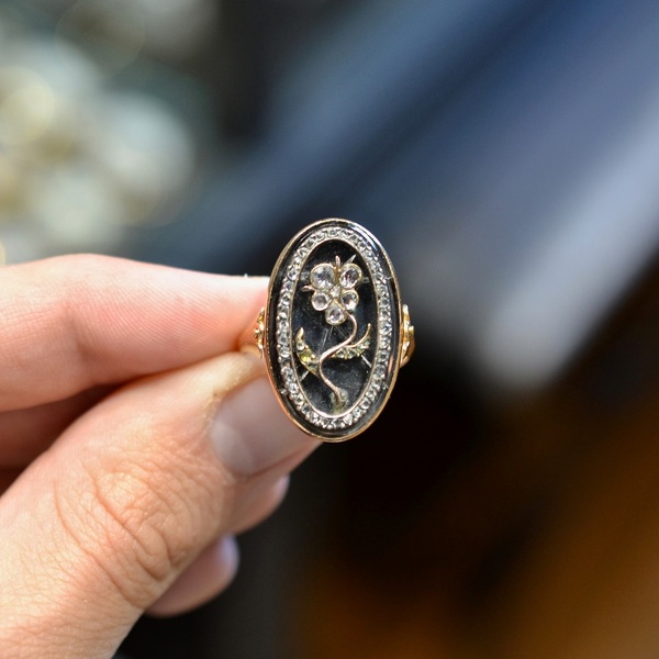 A Rare Georgian Mourning Ring 1790ca #bernardo 

Rare sentimental oval-shaped, rotating, in 18kt pink gold decorated on one side with a painted miniature depicting a portrait of a man in profile under quartz crystal, on the other a flower motif with rose-cut diamonds. 
Late 18th century. 
Finger size 8 
Dim. motif: 2.5 x 1.5 cm. 
Gross weight: 5.6 g.