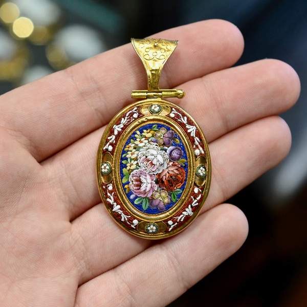 Archaeological Revival Gold And Micromosaic Pendant
Oval pendant formerly souvenir holder in 18kt yellow gold with a micro-mosaic decorated with a bouquet of flowers and garlands. 19th century #bernardo