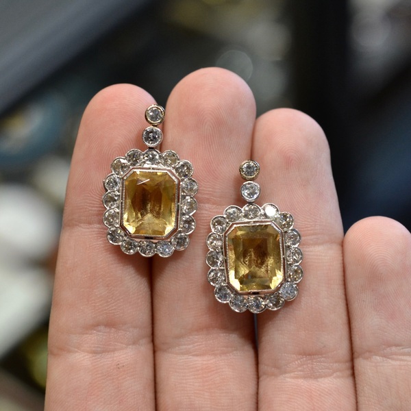 Art Deco French Old Cut Diamond and Citrine Earrings Circa 1920 #bernardo 

They are adorned with a rectangular cut citrine in a setting of old cut diamonds. Mounted in platinum. Gross weight : 7,75 gr. (pierced ears system) The citrine weight 3,67ct and 3.84ct The old cut diamond is approximately 2,80ct Dimensions : 2,7 x 1,6 cm. Dimensions of the citrines : 11,03 x 9,13 x 5,69 mm.