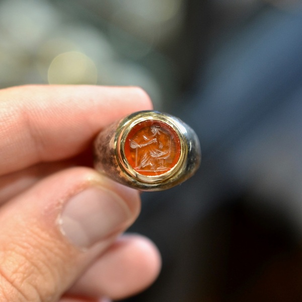 Roman Carnelian Actor Intaglio Set Silver And Gold Ring circa 2nd Century A.D #bernardo 

Round intaglio in orange carnelian depicting a seated man holding a mask (probably an actor). Roman art, 2nd - 3rd century.